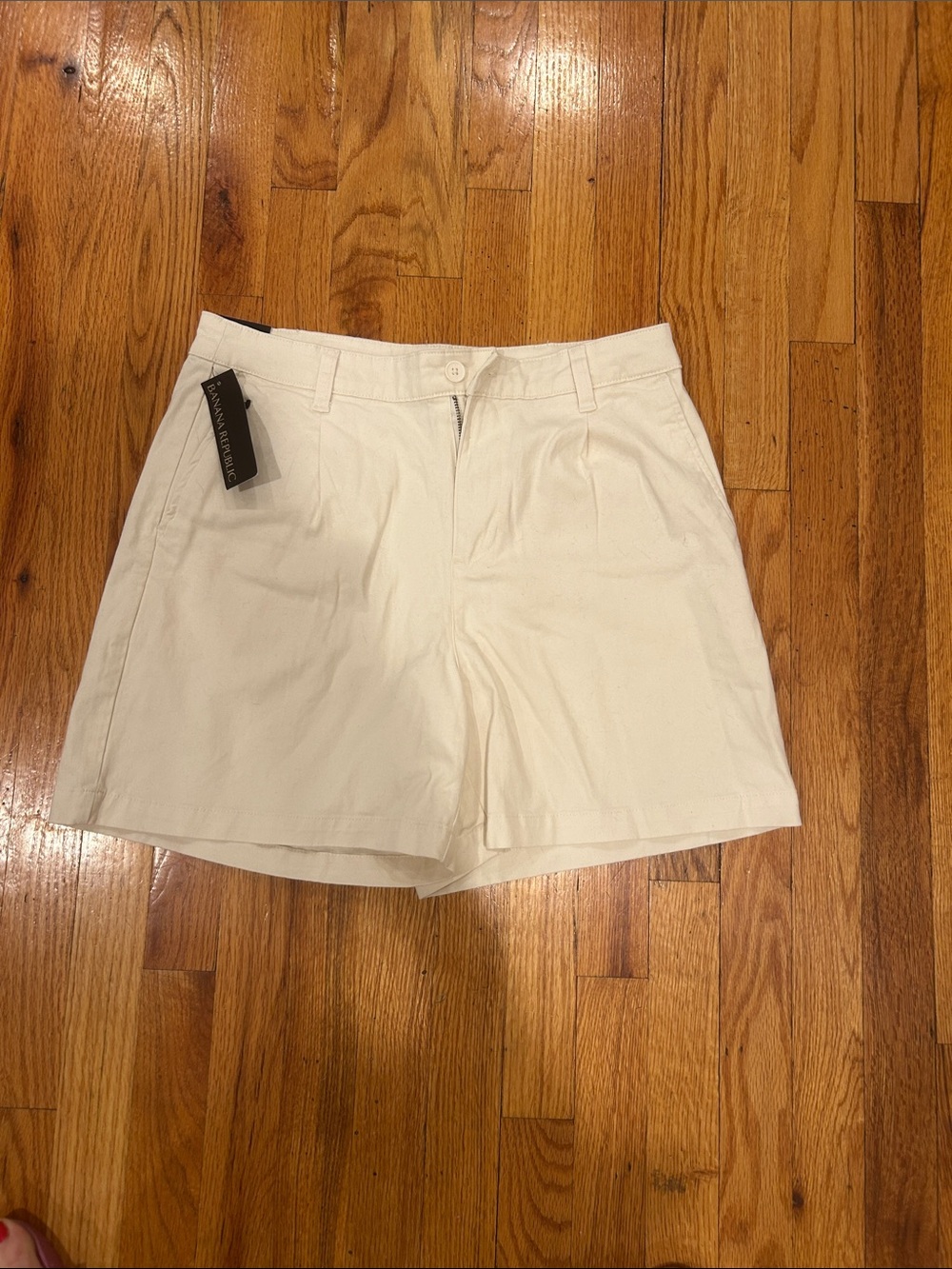 Banana Republic cream colored Pleat Front Shorts. Size 10 women’s